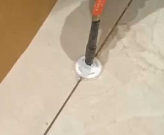 达州市瓷砖空鼓维修公司专业解答瓷砖在铺贴过程中，如果没有涂抹均匀到位的粘结材料（如水泥砂浆或瓷砖胶），可能会导致以下问题