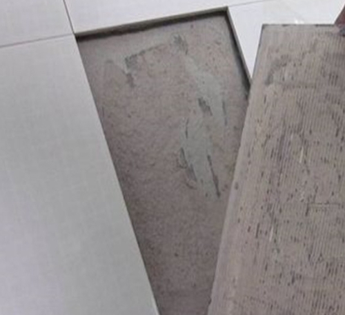 达州市瓷砖空鼓维修公司分享瓷砖铺贴时如果打浆（即涂抹在瓷砖背面和基层上的砂浆或瓷砖胶）过少，会带来以下问题